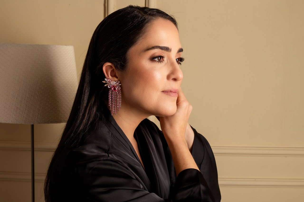 BRINCOS EARCUFFS FRANJA STRASS MIX CRISTAIS ROSA BANHO RÓDIO BRANCO