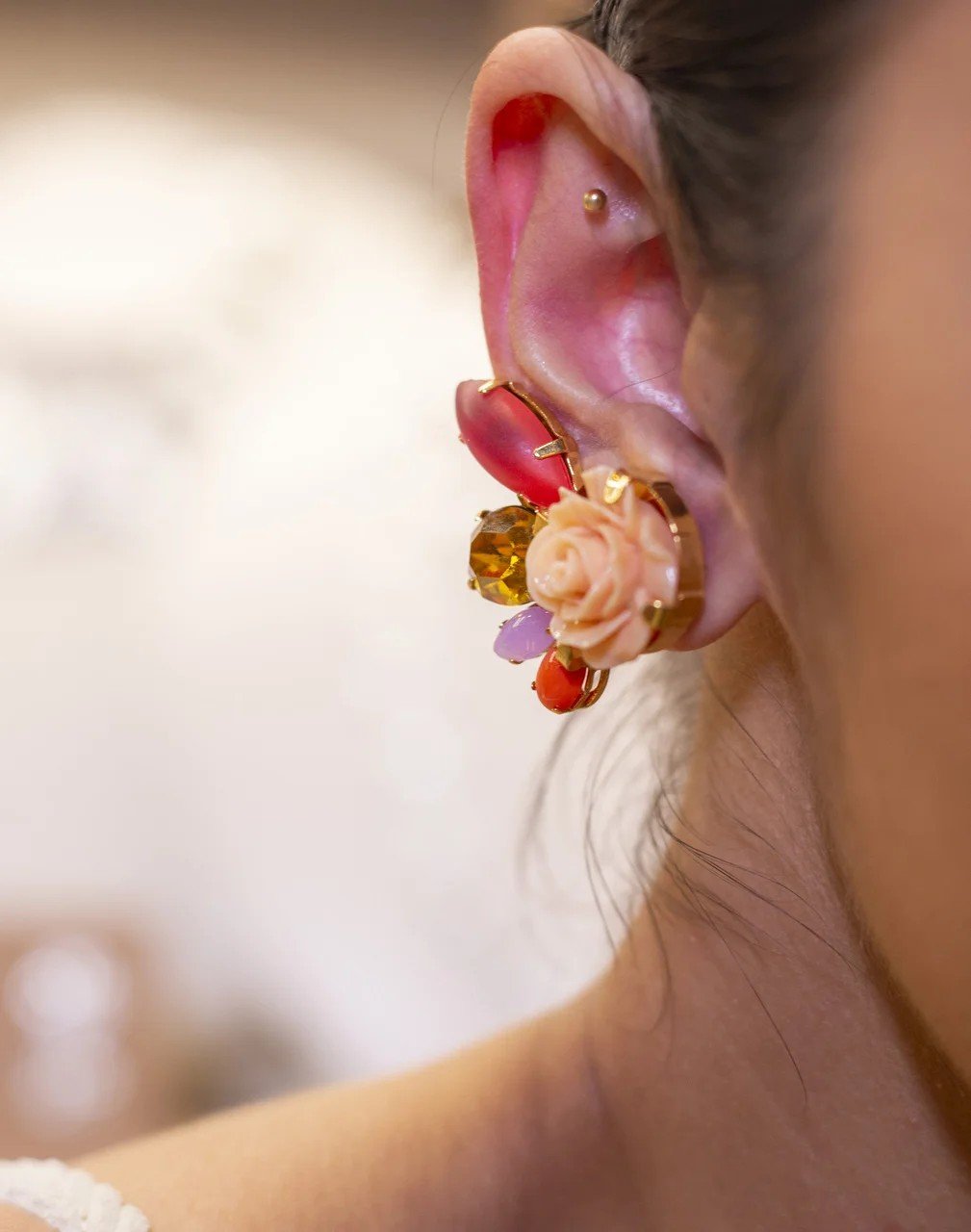 BRINCOS EARCUFFS LABELLE CRISTAIS COLORIDOS FLOR RESINA BANHO OURO