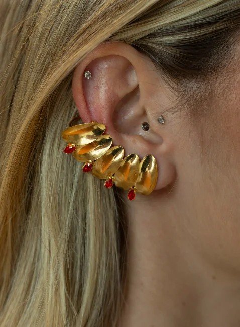 BRINCOS EARCUFFS PÉTALAS CRISTAIS VERMELHOS BANHO OURO