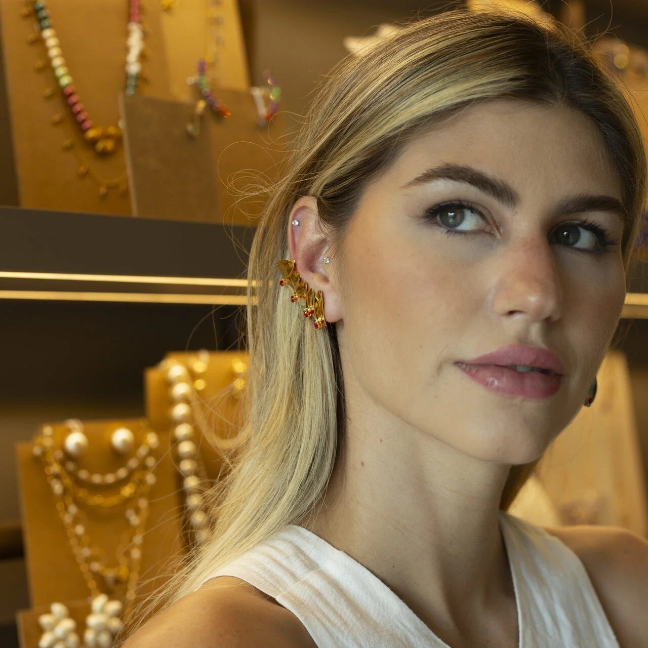 BRINCOS EARCUFFS PÉTALAS CRISTAIS VERMELHOS BANHO OURO