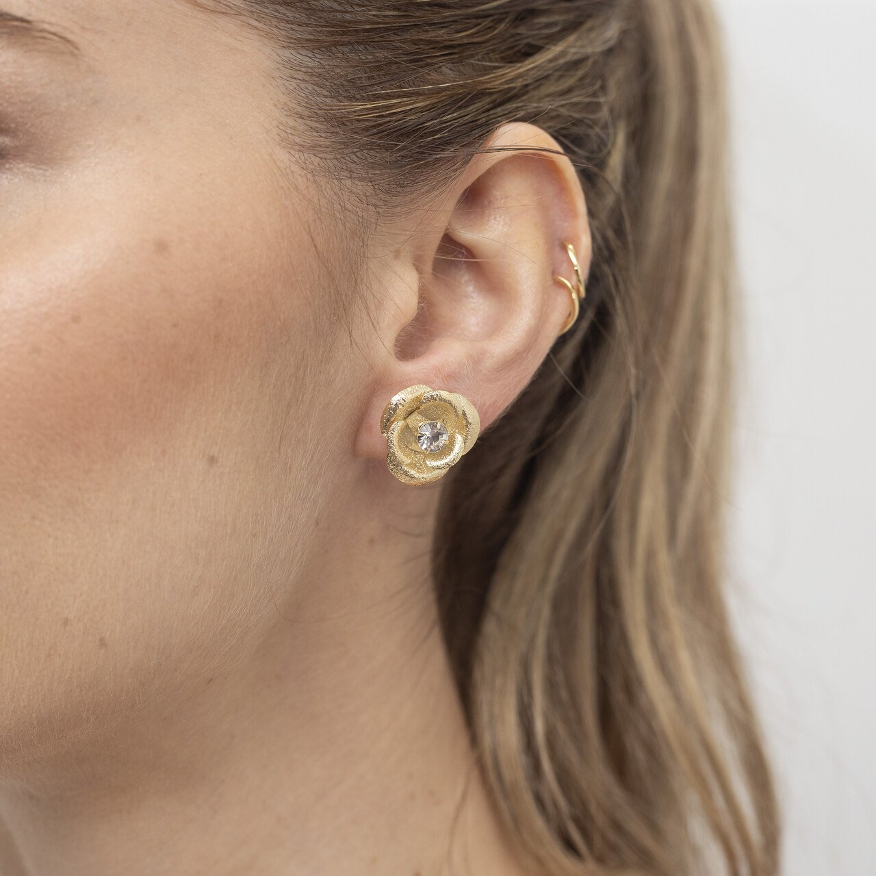 BRINCOS FLOR COM CRISTAL COM BANHO DE OURO