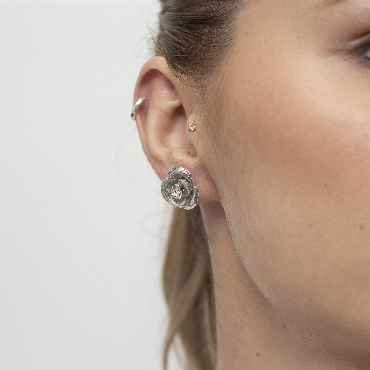 BRINCOS FLOR COM CRISTAL COM BANHO RÓDIO BRANCO