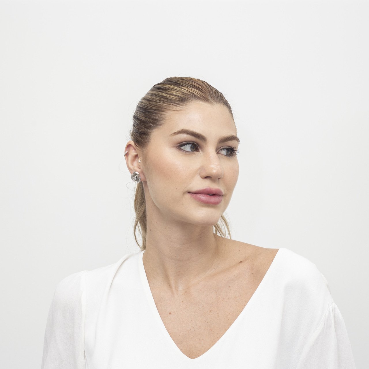 BRINCOS FLOR COM CRISTAL COM BANHO RÓDIO BRANCO