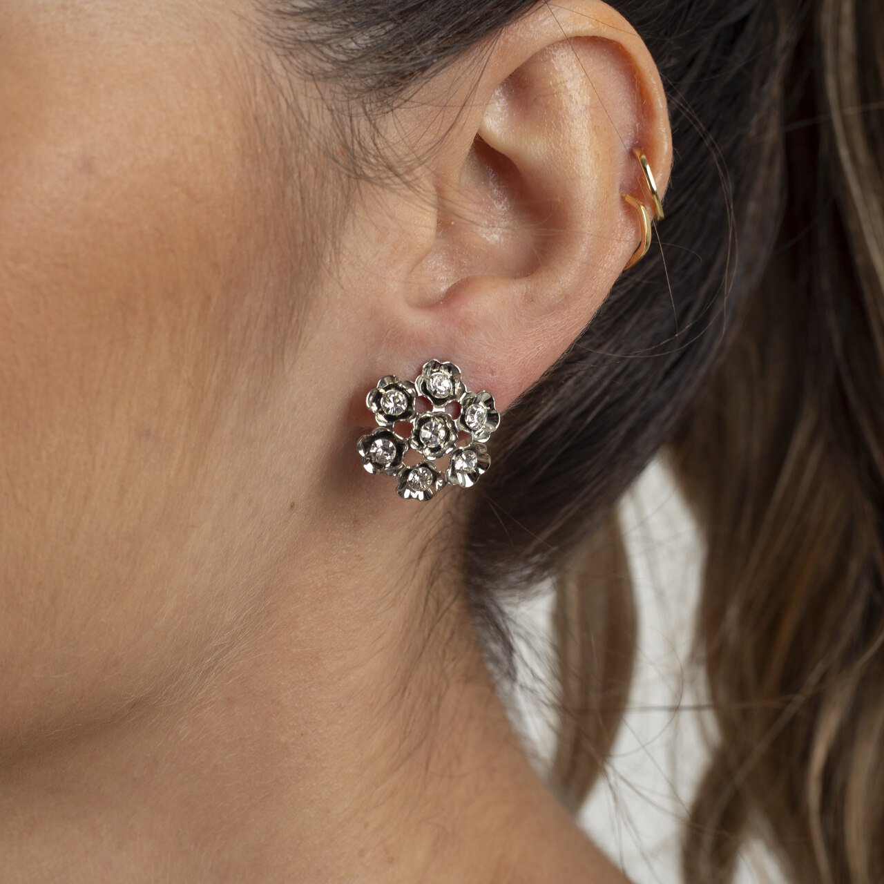 BRINCOS FLOR SARA BANHO RÓDIO BRANCO