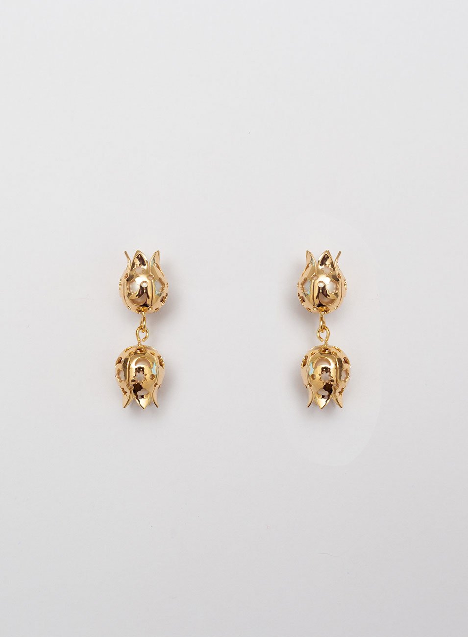 BRINCOS FLOR TULIPA PÉROLAS COM BANHO OURO