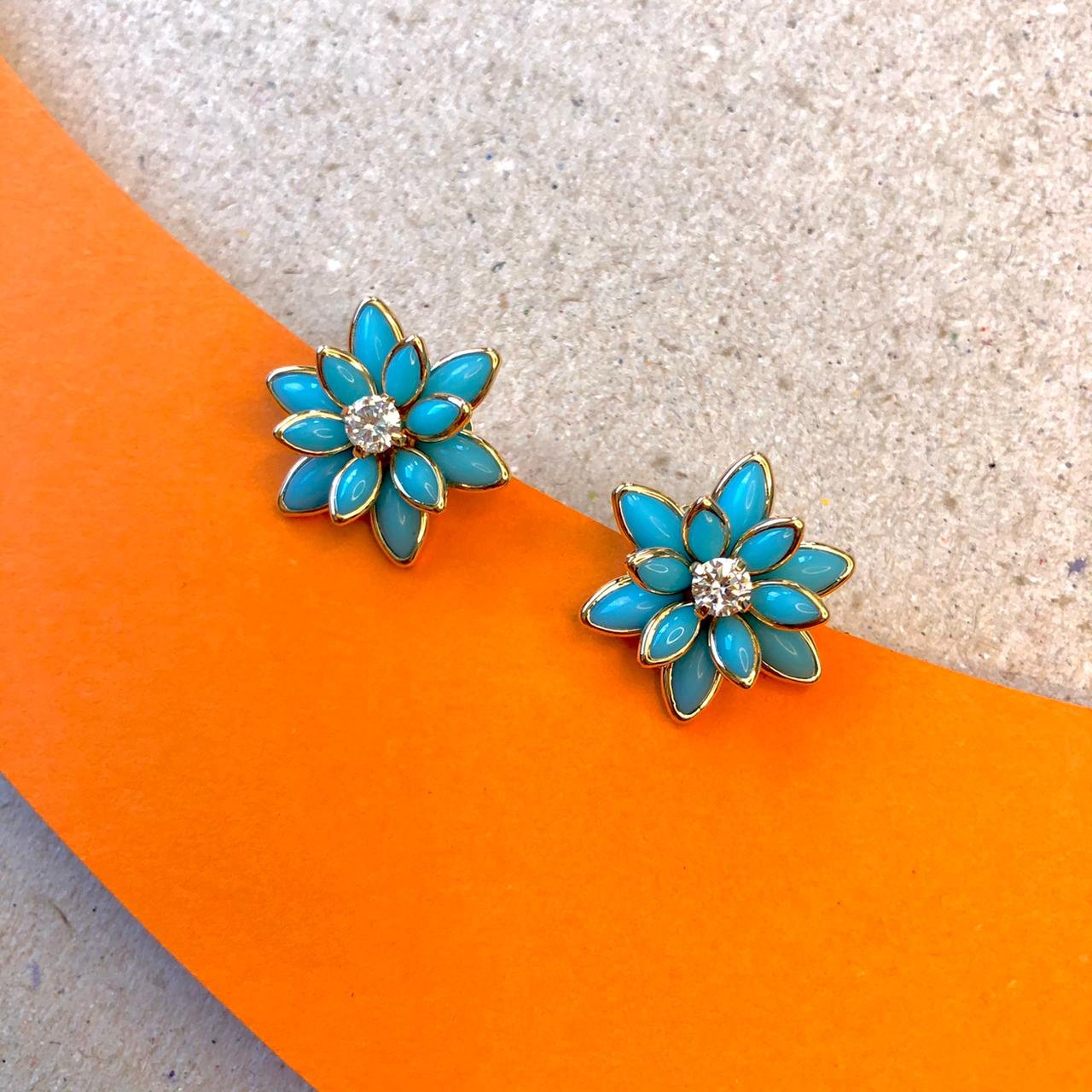 BRINCOS FLOR TURQUESA CRISTAIS INCOLOR BANHO OURO