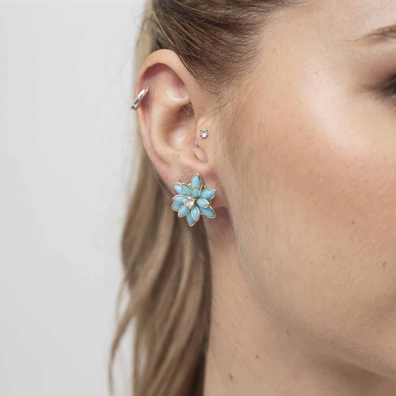 BRINCOS FLOR TURQUESA CRISTAIS INCOLOR BANHO OURO