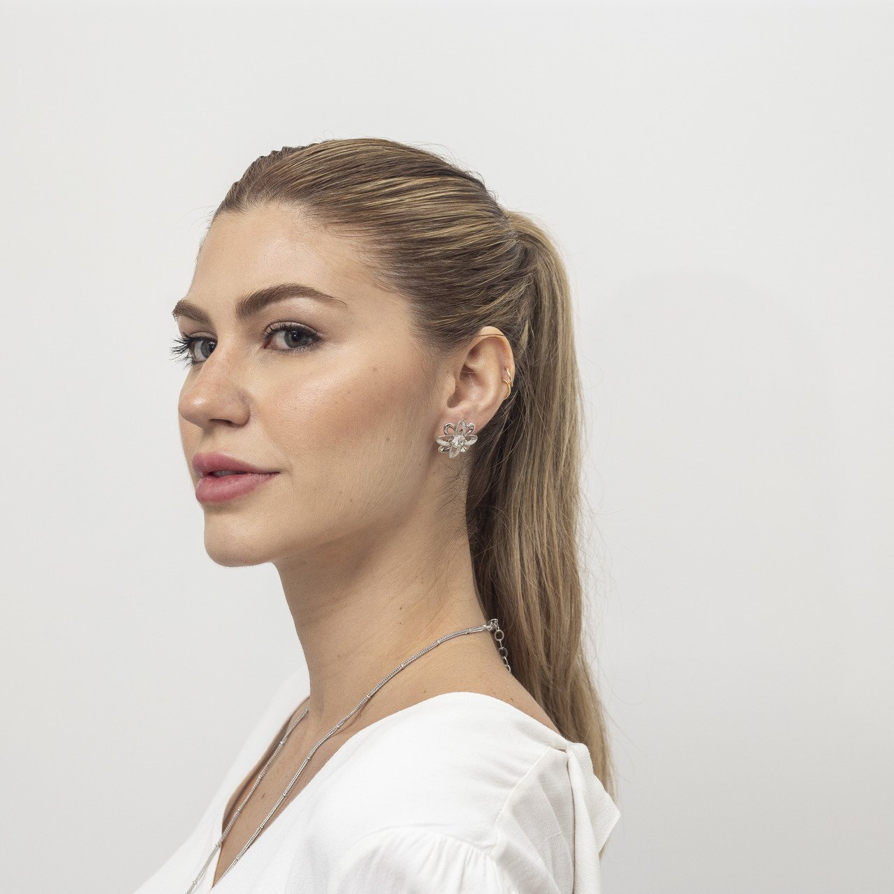 BRINCOS FLOR VAZADA CRISTAL BANHO RÓDIO BRANCO