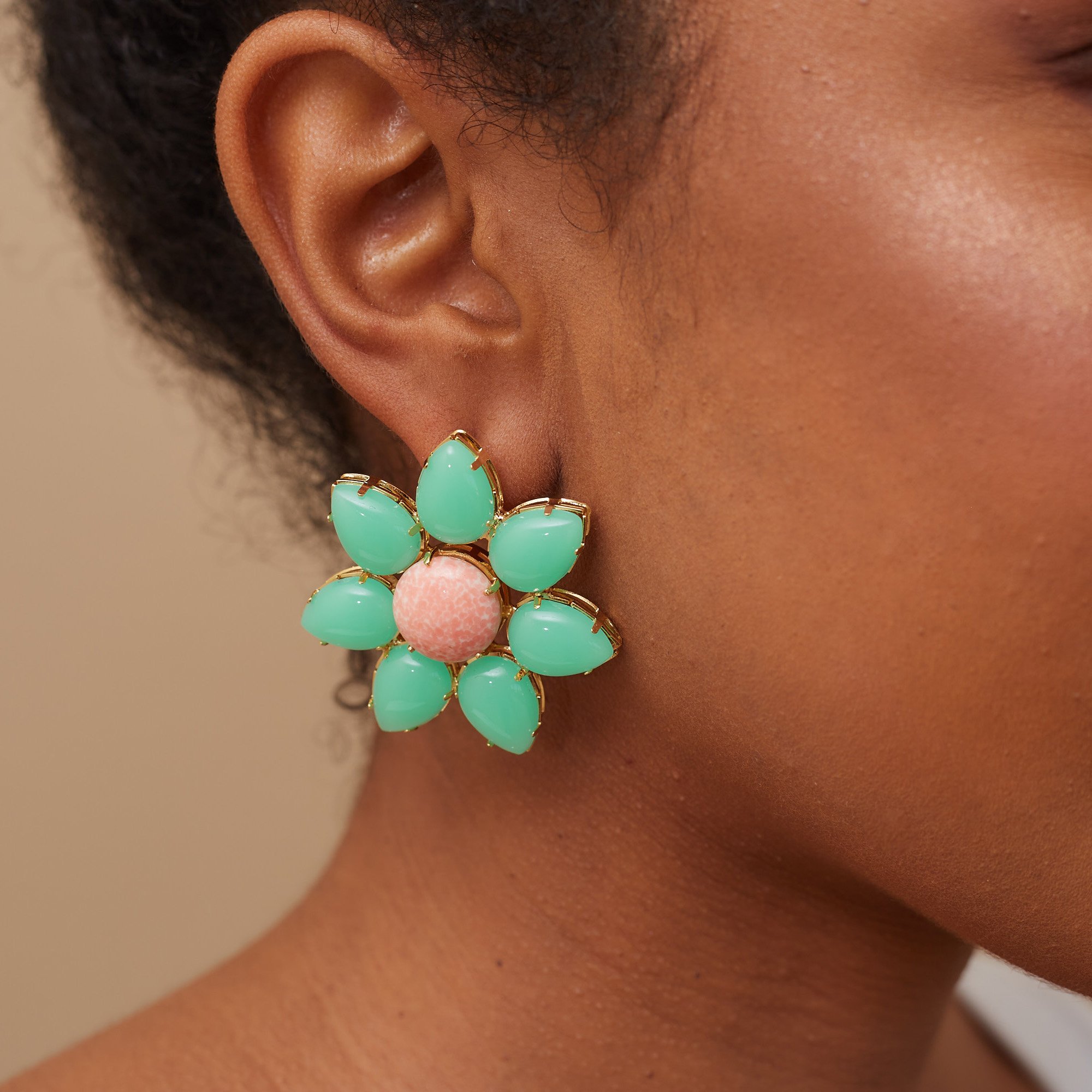 BRINCOS FLOR VERDE RESINA E CORAL BANHO OURO