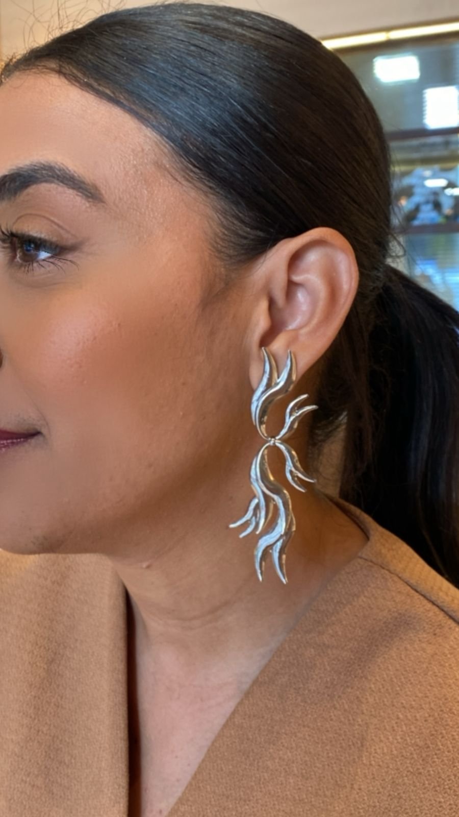 BRINCOS FOLHA LILI 24 BANHO RÓDIO BRANCO