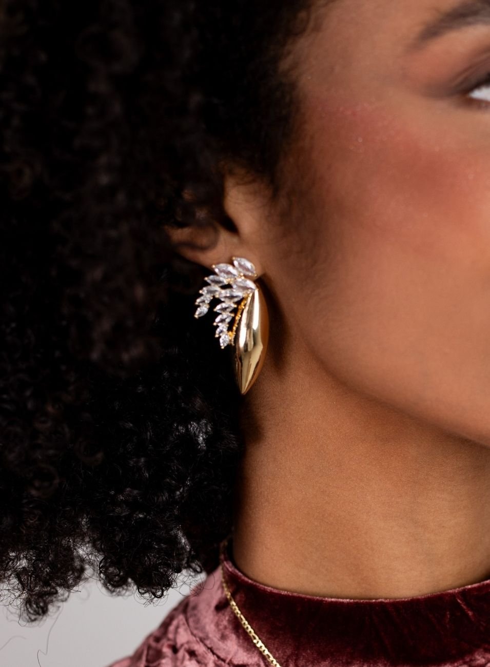 BRINCOS FOLHARE COM ZIRCONIAS BANHO OURO