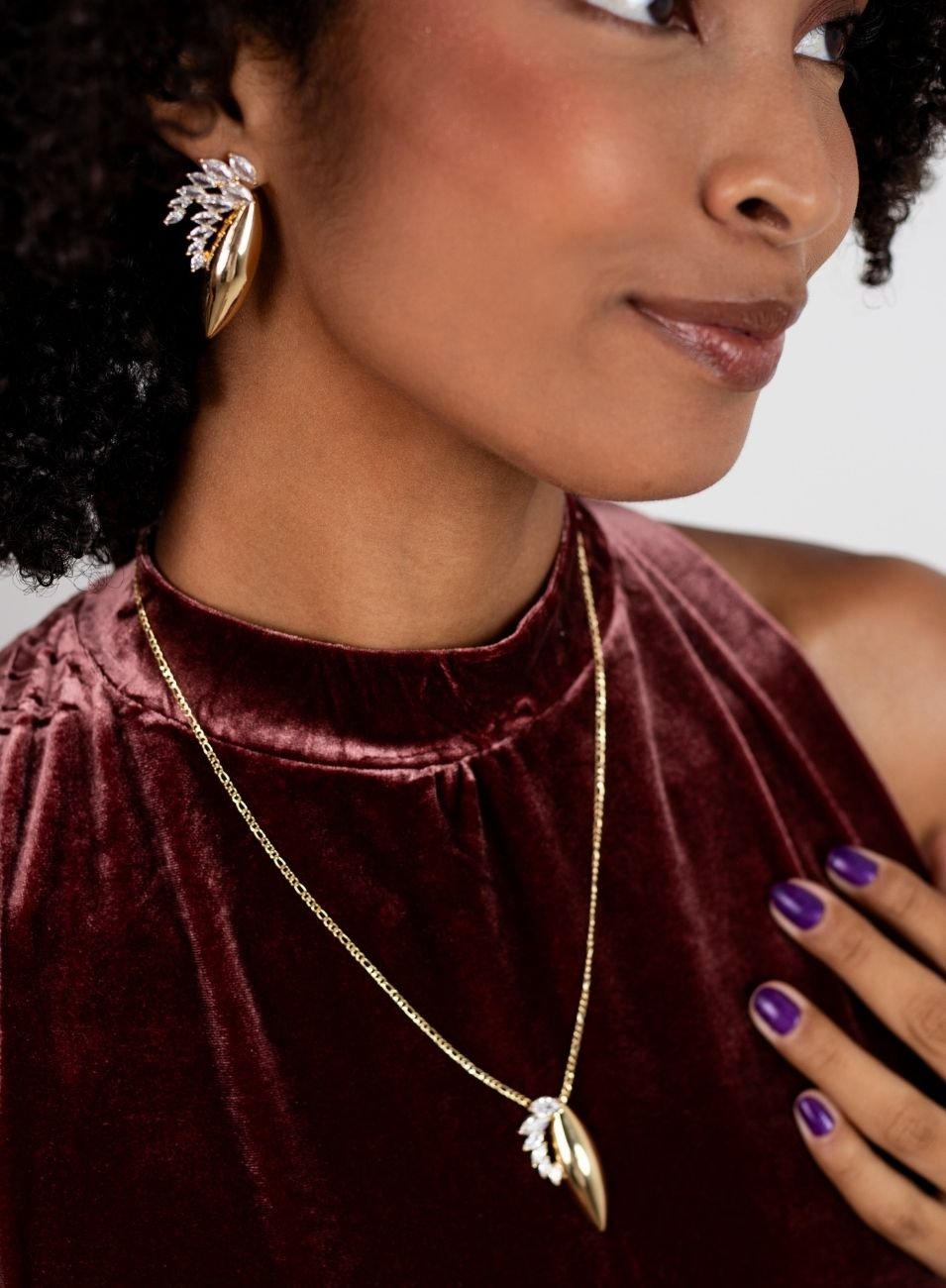 BRINCOS FOLHARE COM ZIRCONIAS BANHO OURO