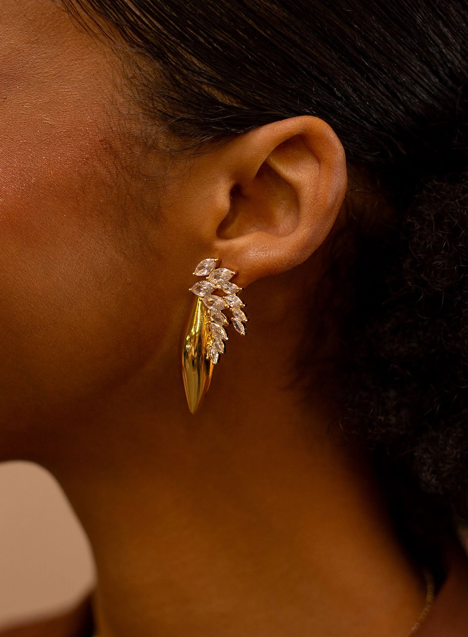 BRINCOS FOLHARE COM ZIRCONIAS BANHO OURO