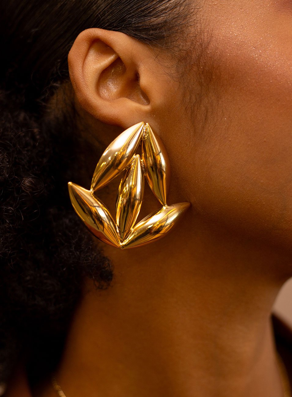 BRINCOS FOLHARE MAXI METAL BANHO OURO