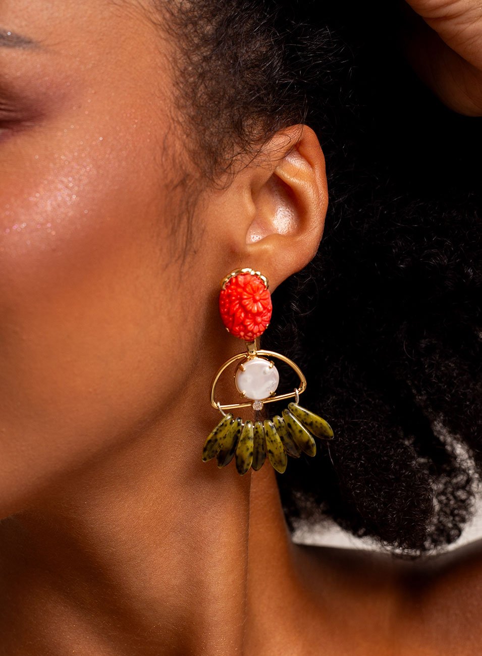 BRINCOS FOLÍOLO LARANJA COM VERDE BANHO OURO 