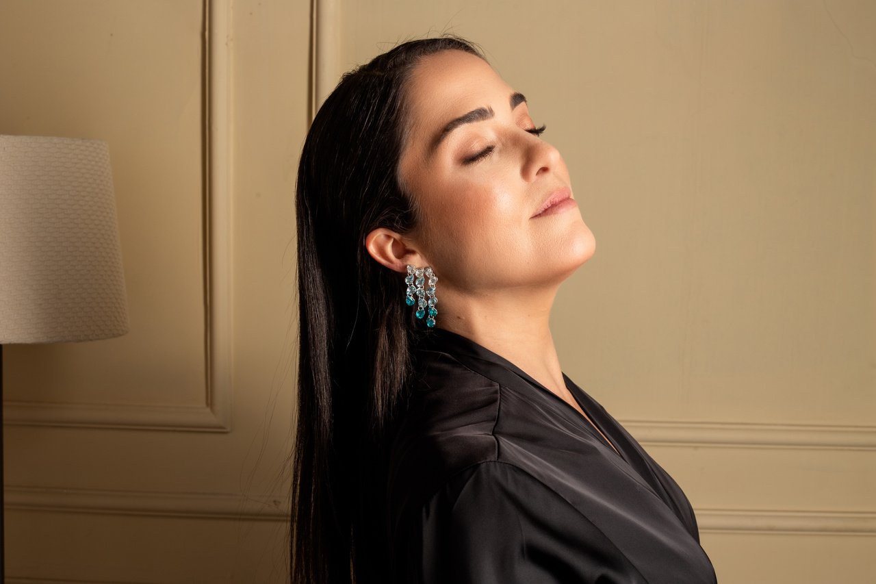 BRINCOS FRANJA DEGRADÊ MIX CRISTAIS AZUL INCOLOR BANHO RÓDIO BRANCO