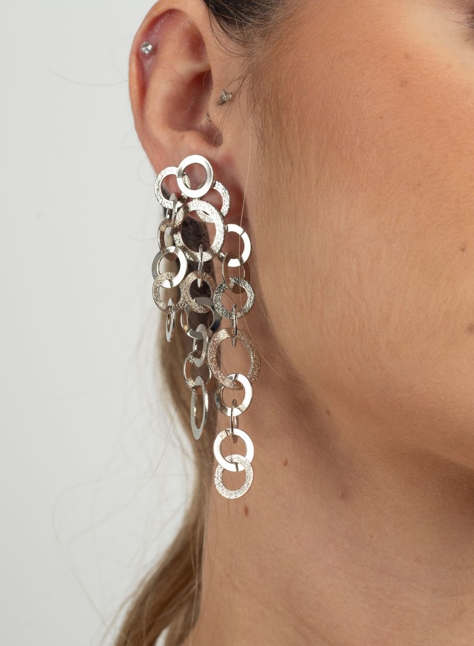 BRINCOS FRANJA MADOX ARGOLAS BANHO RÓDIO BRANCO