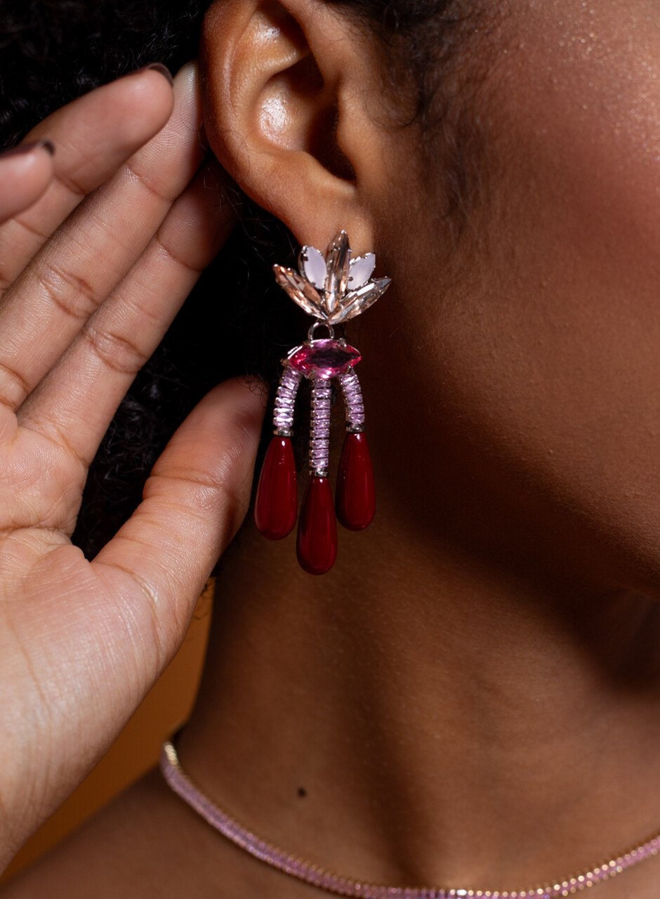 BRINCOS FRANJA RIVIERA GOTA CEREJA CRISTAIS ROSÉ BANHO RÓDIO BRANCO