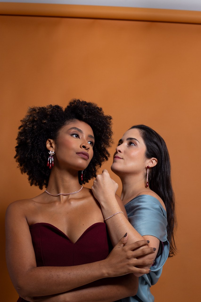 BRINCOS FRANJA RIVIERA GOTA CEREJA CRISTAIS ROSÉ BANHO RÓDIO BRANCO