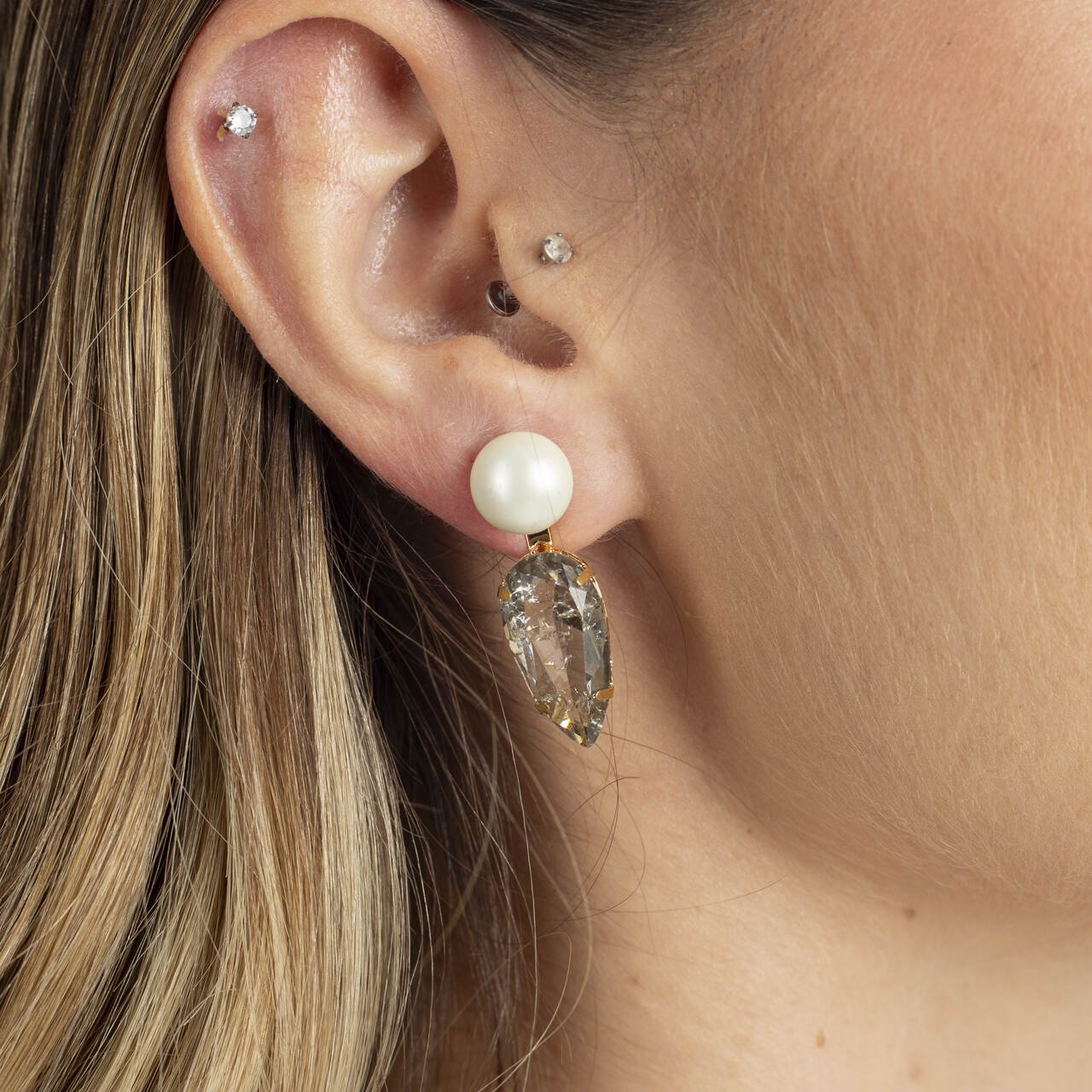 BRINCOS GABRIELA GOTA CINZA PÉROLA SHELL PÃO BANHO OURO