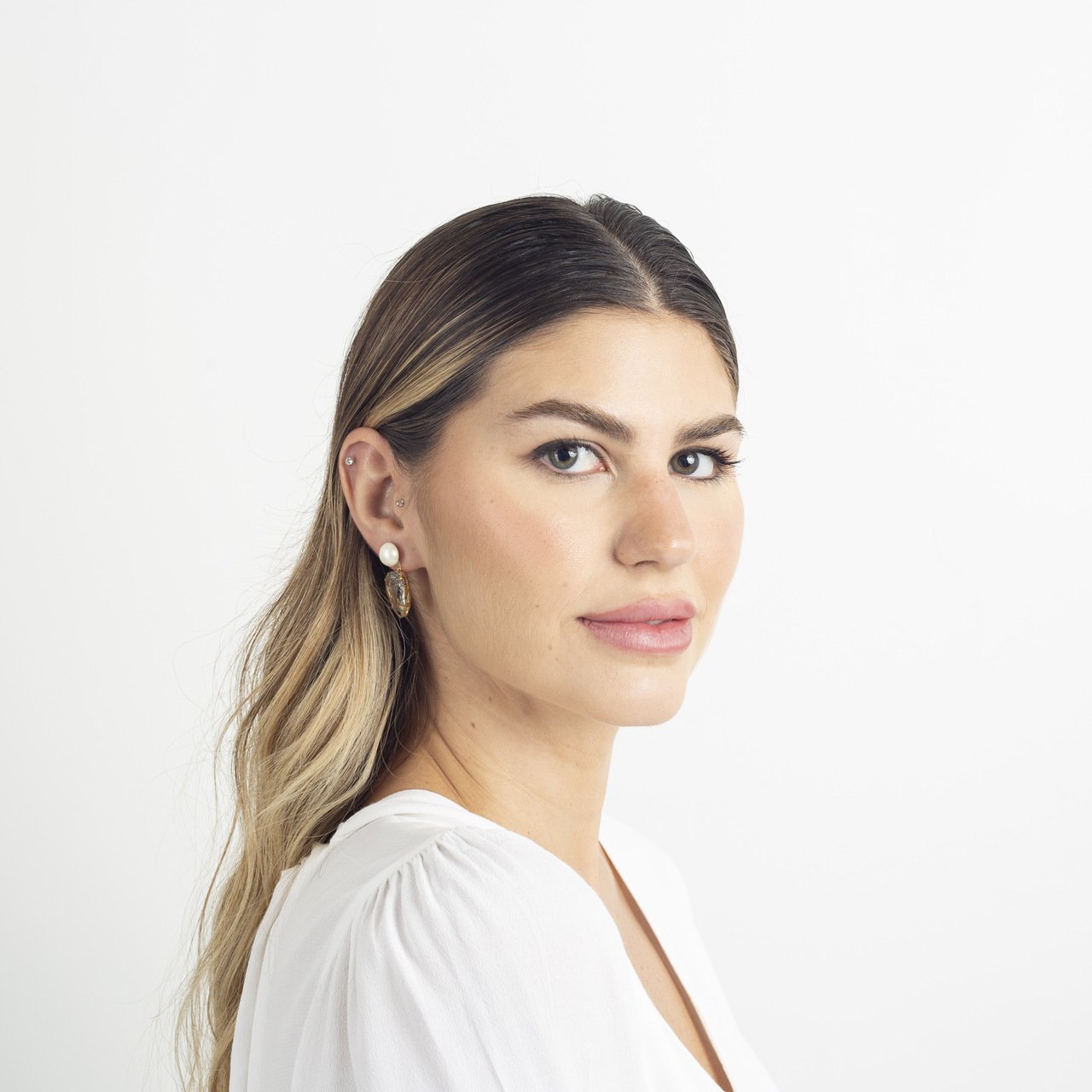 BRINCOS GABRIELA GOTA CINZA PÉROLA SHELL PÃO BANHO OURO