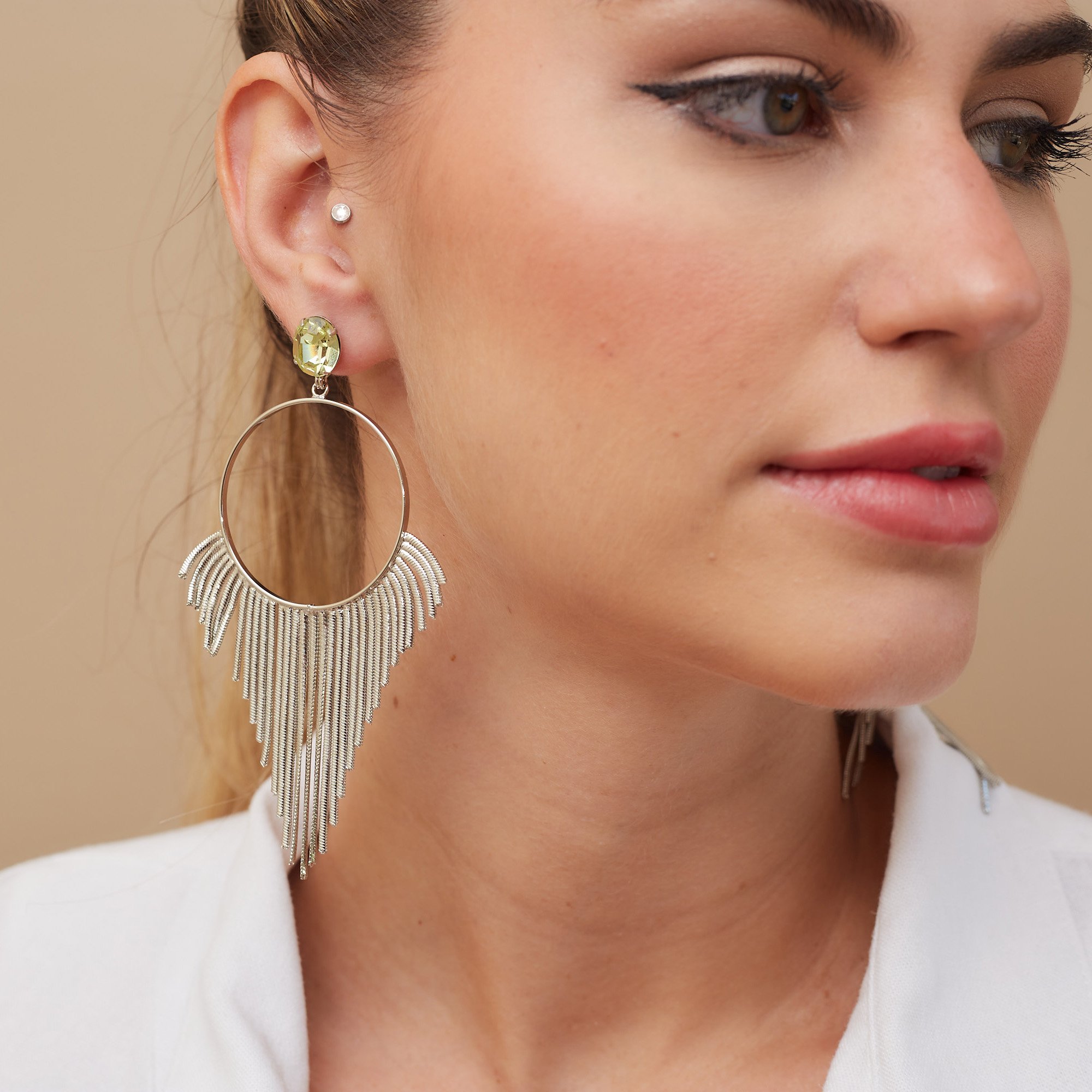 BRINCOS GIGI FRANJA CRISTAL VERDE BANHO RÓDIO BRANCO