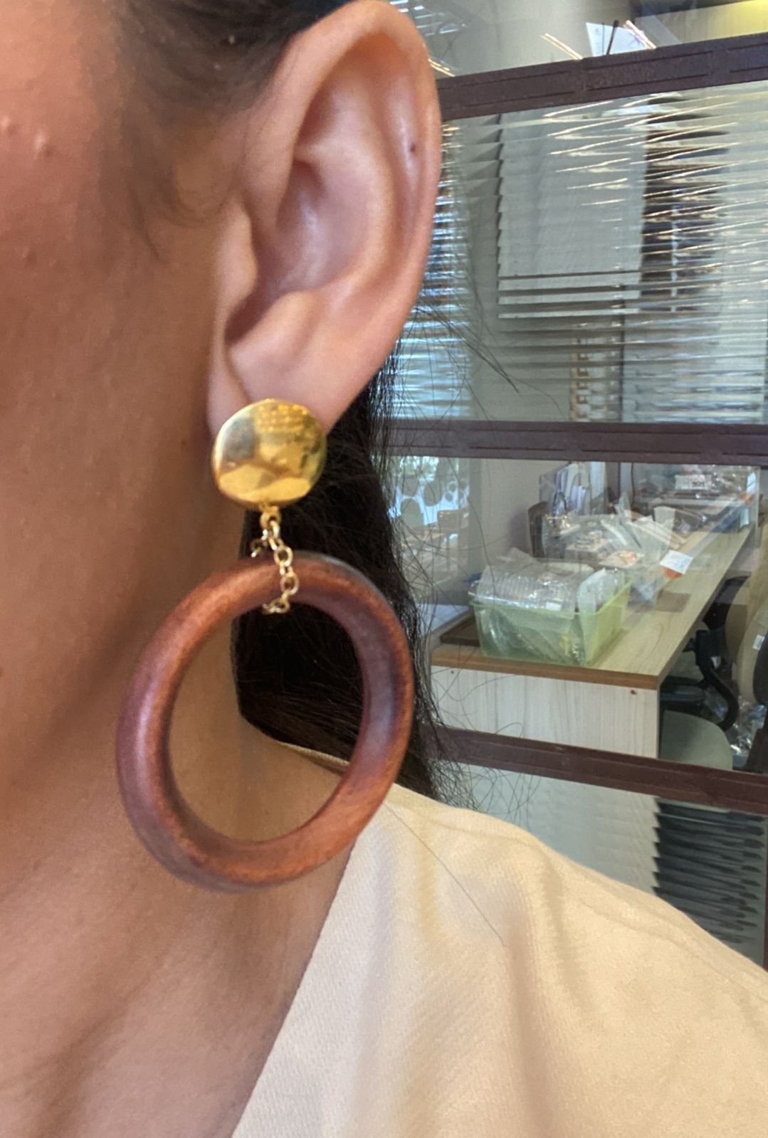 BRINCOS HAIDÊ ARO MADEIRA ENVERNIZADA