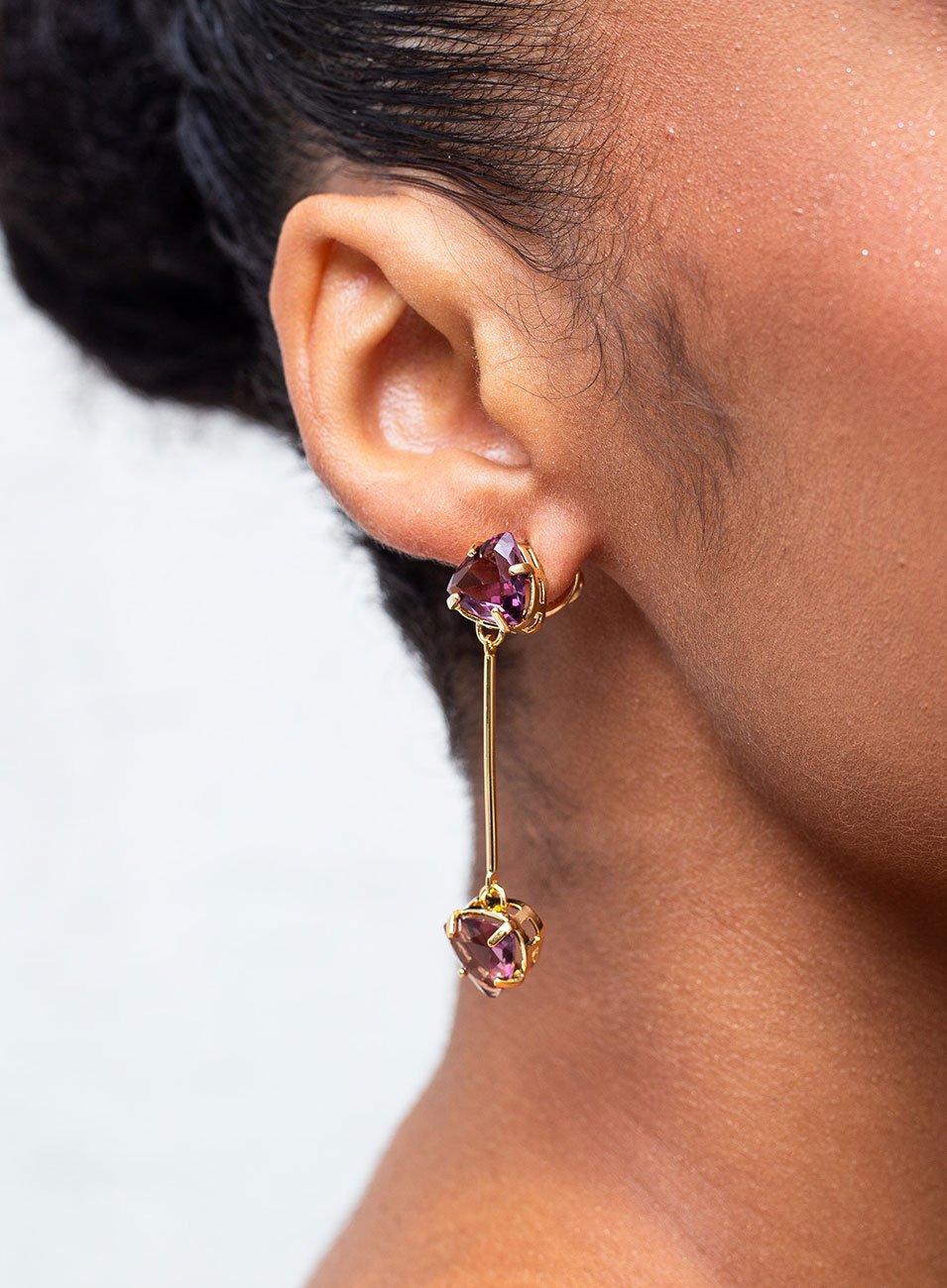 BRINCOS IMPULSO PÊNDULO TRIÂNGULO ROXO BANHO OURO 