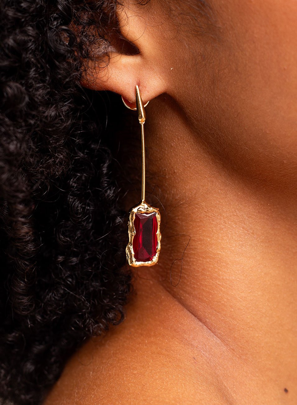 BRINCOS IVY PÊNDULO CRISTAL RETANGULAR ROSA BANHO OURO