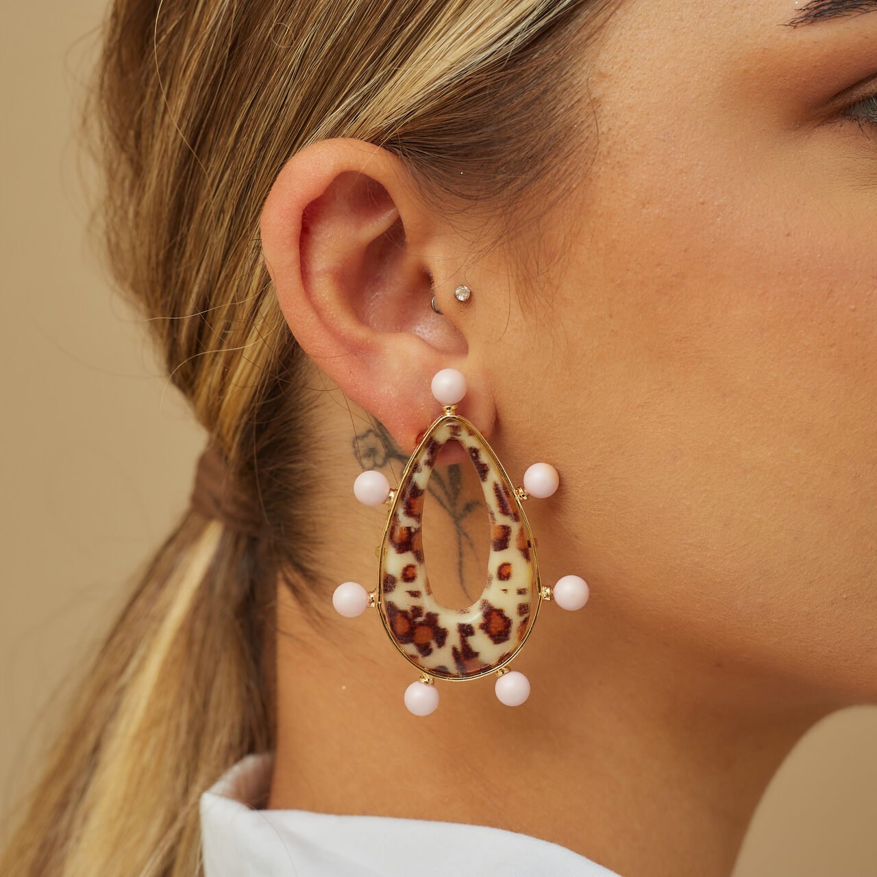 BRINCOS JAGUAR PÉROLAS ROSA BANHO OURO