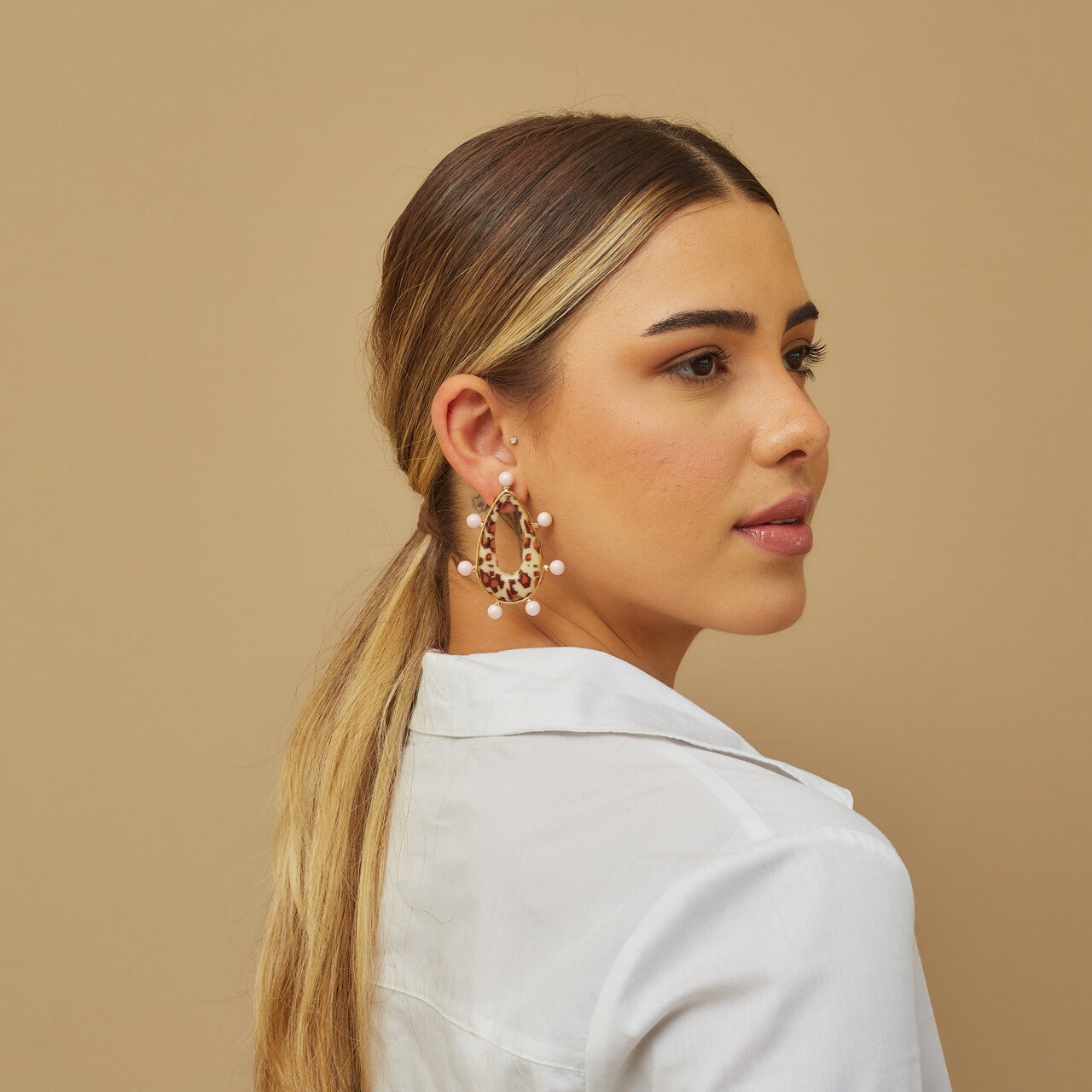 BRINCOS JAGUAR PÉROLAS ROSA BANHO OURO