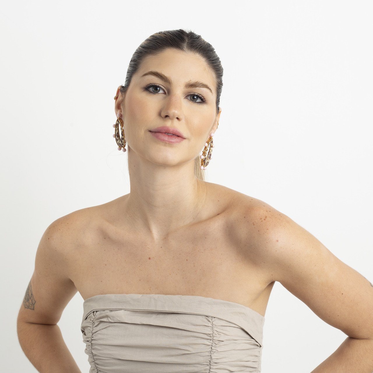 BRINCOS JAGUAR PÉROLAS ROSA BANHO OURO