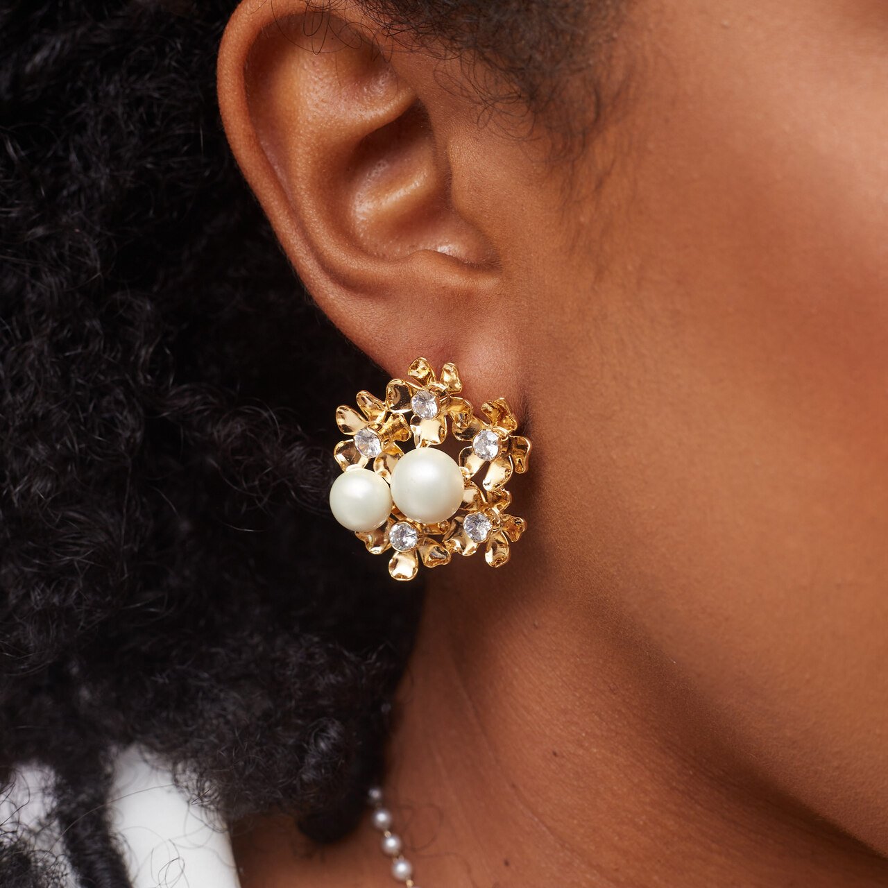 BRINCOS JENNA BOTTON FLORES PÉROLAS BANHO OURO