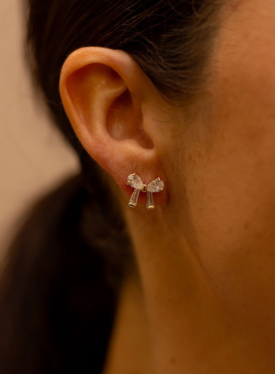 BRINCOS LACINHO COM ZIRCÔNIA BANHO DE RÓDIO