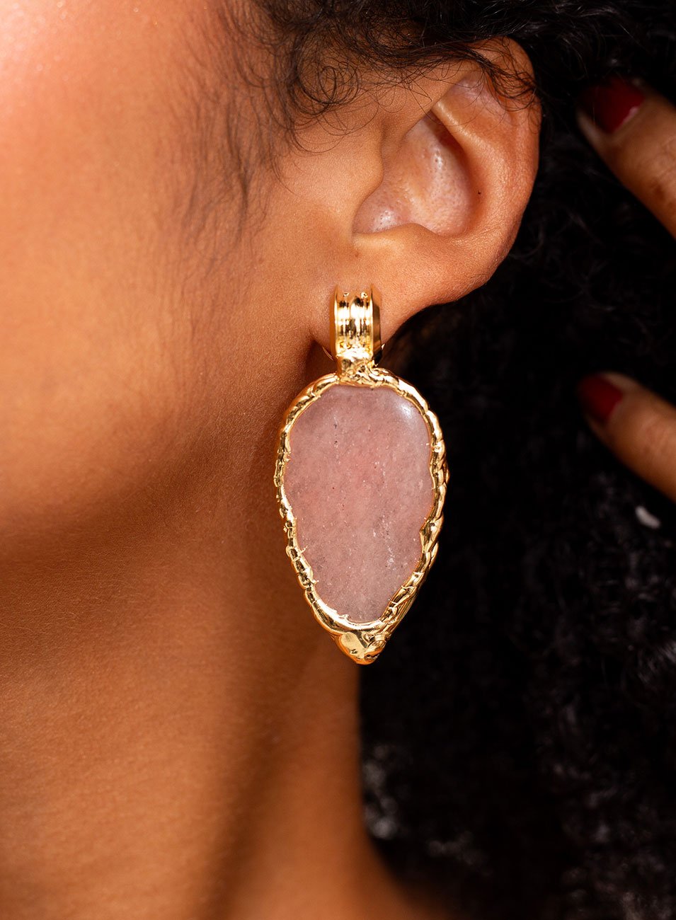 BRINCOS LIA ART DÉCO GOTA QUARTZO ROSA BANHO OURO