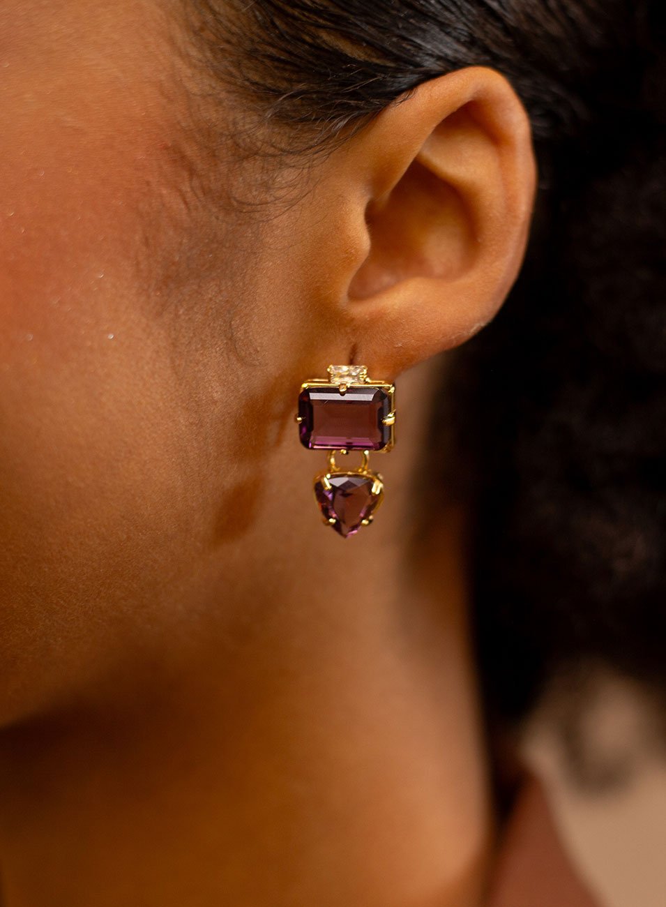 BRINCOS LIMIA CRISTAIS ROXO BANHO OURO