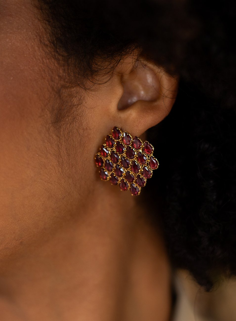 BRINCOS LINEAR CRISTAIS GOTA AMETISTA COM BANHO OURO