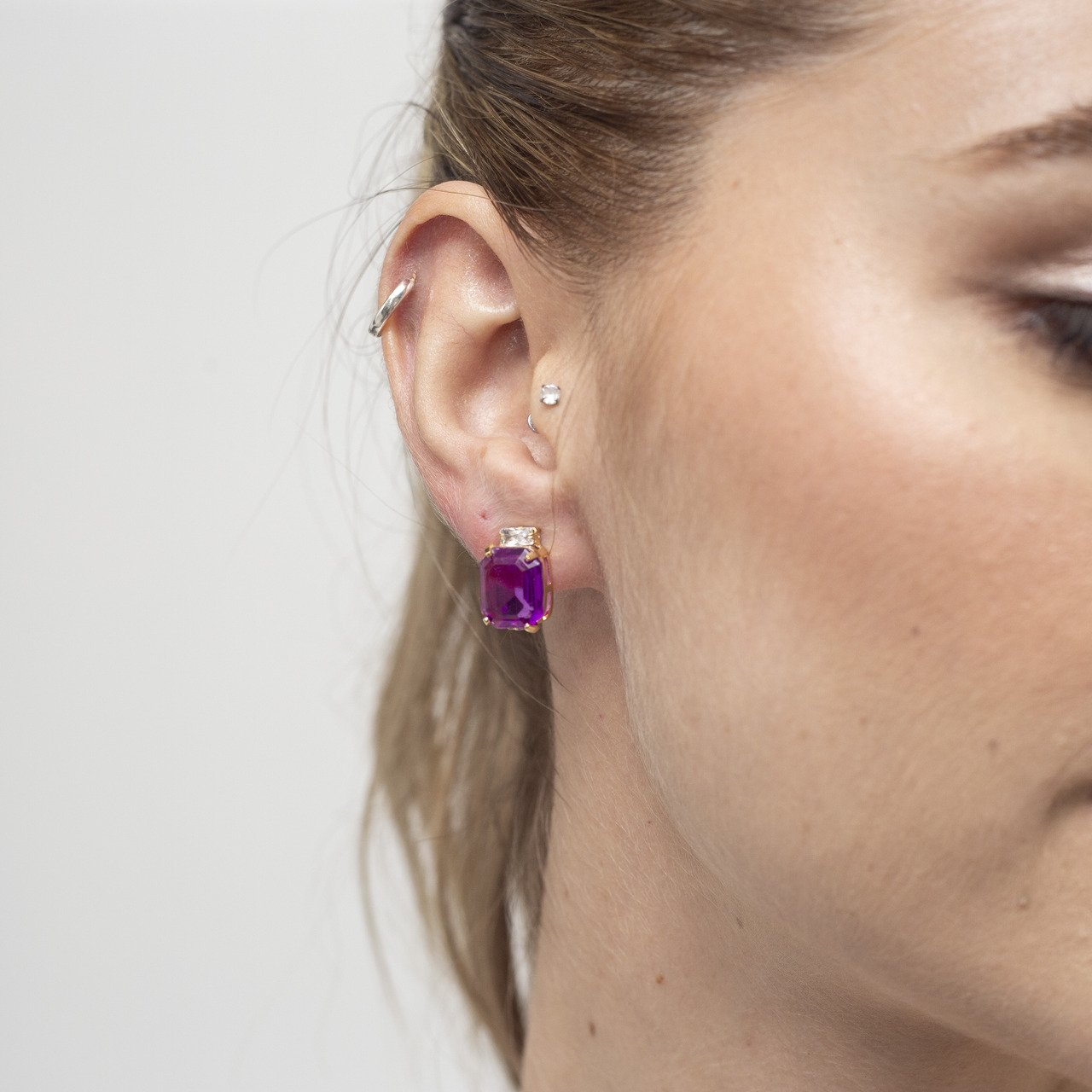 BRINCOS LUME SABEDORIA CRISTAL ROXO COM BANHO OURO