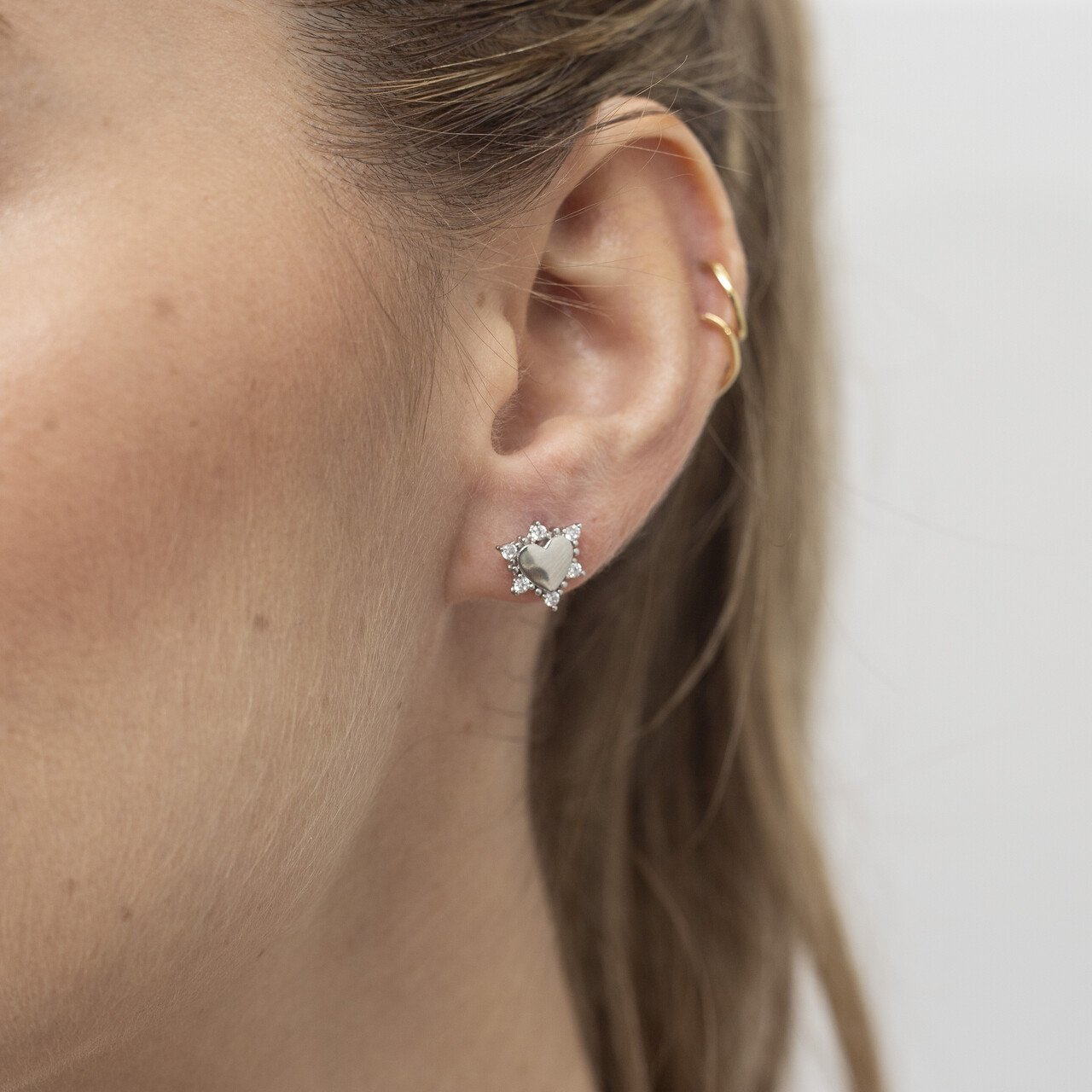 BRINCOS LUMINOS CORAÇÃO ZIRCONIA COM BANHO RÓDIO BRANCO