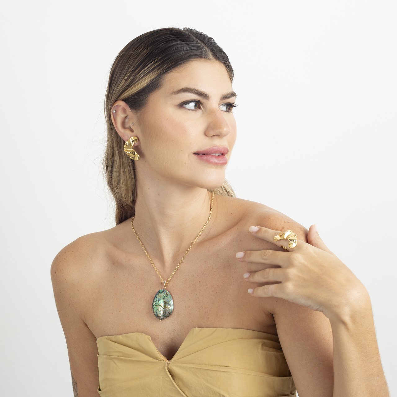 BRINCOS LUNAR MARTELADO BANHO OURO