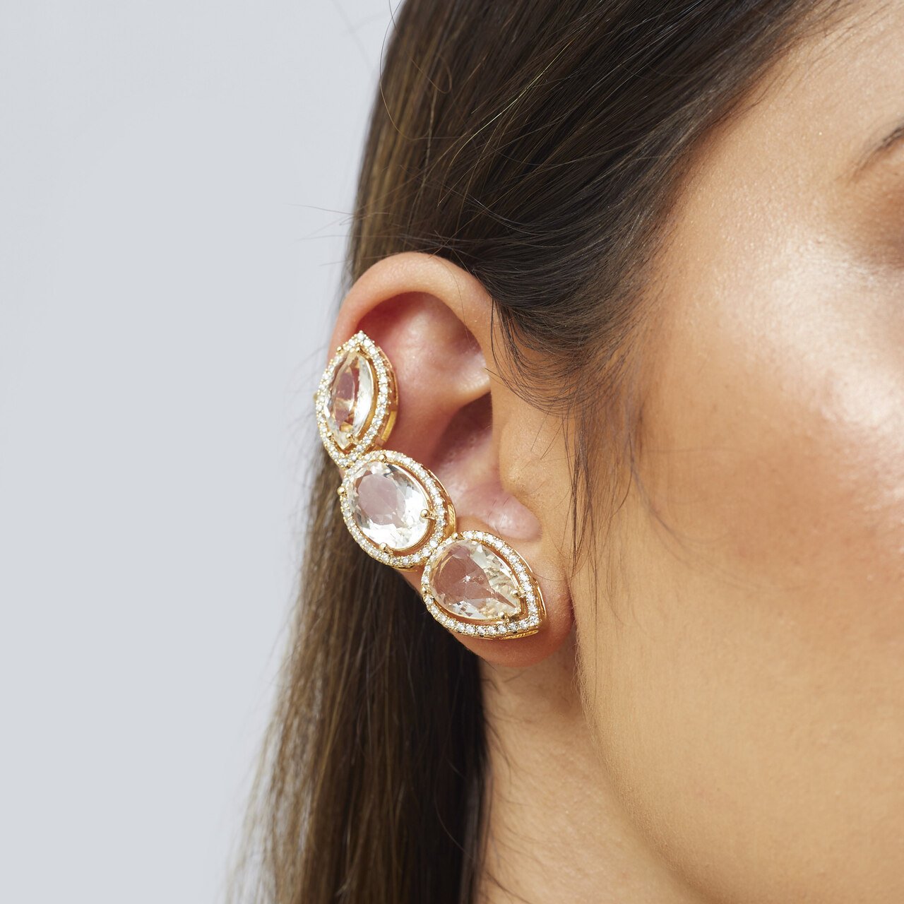 BRINCOS MABÊ EARCUFFS MIX DE CRISTAIS INCOLORES E CRAVAÇÕES DE ZIRCÔNIAS BANHO OURO