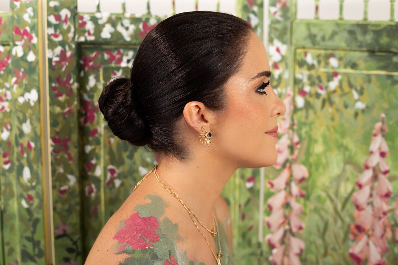 BRINCOS MARGIE FLOR COM MIOLO CINZA E ZIRCONIAS BANHO OURO