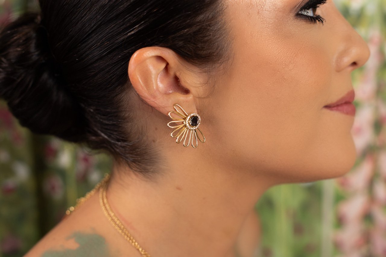 BRINCOS MARGIE FLOR COM MIOLO CINZA E ZIRCONIAS BANHO OURO