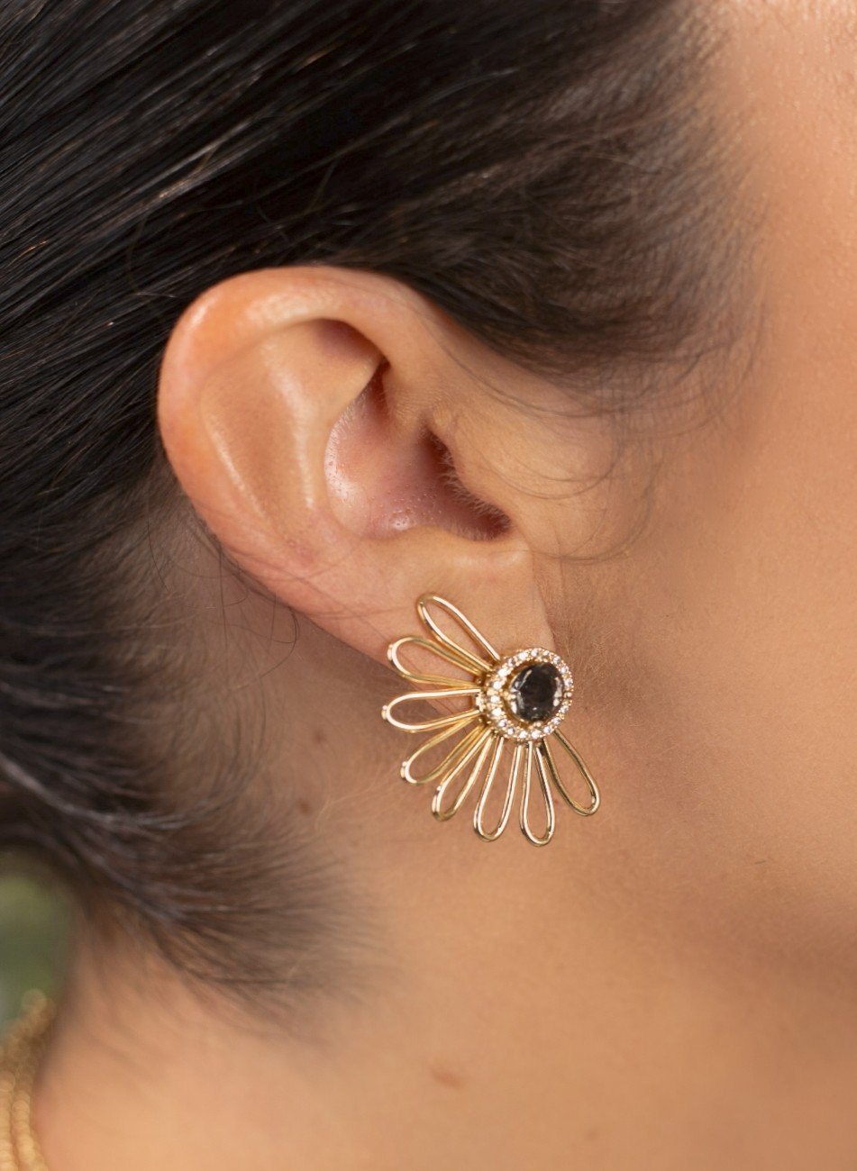 BRINCOS MARGIE FLOR COM MIOLO CINZA E ZIRCONIAS BANHO OURO