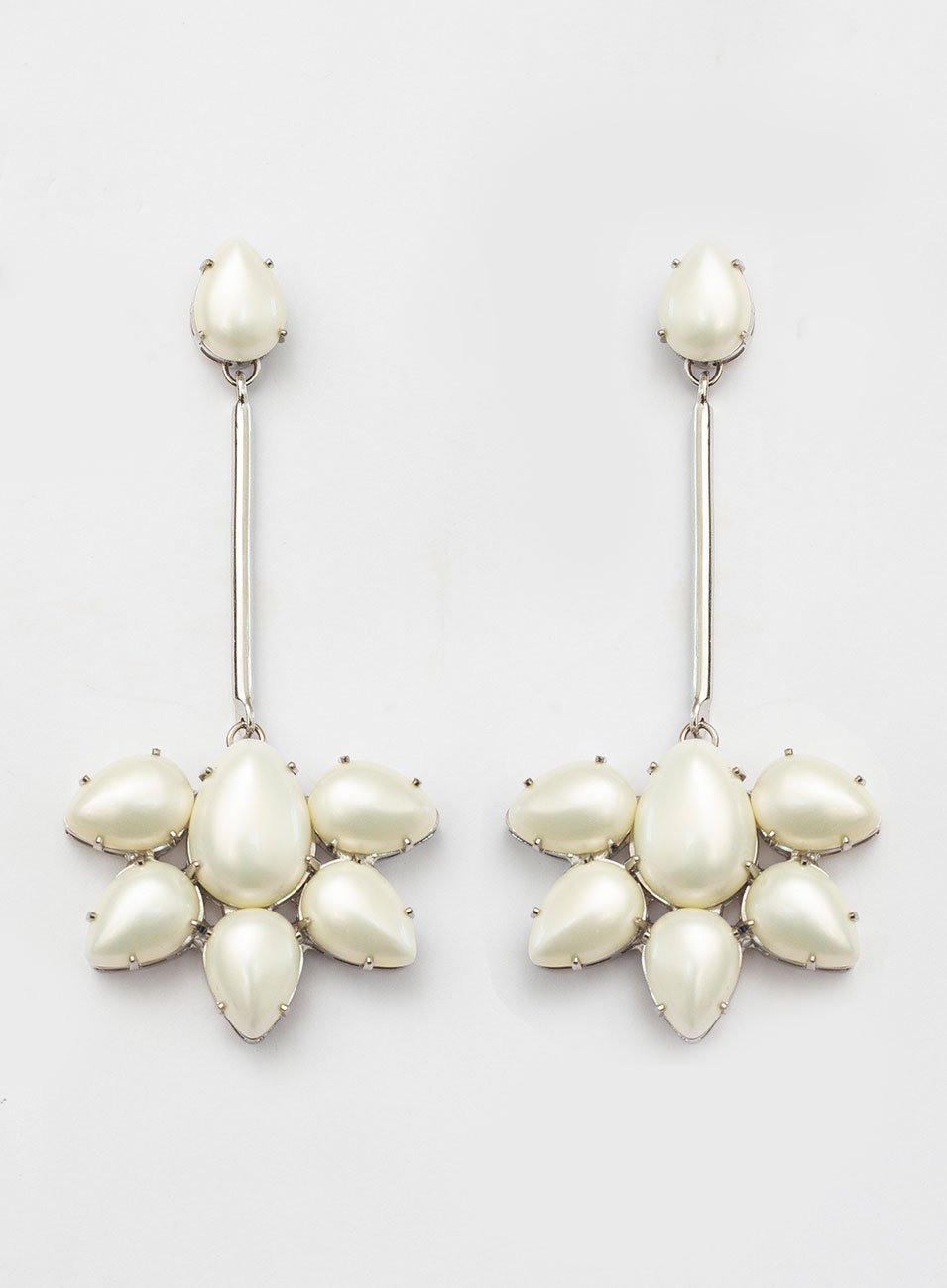 BRINCOS MILKA PÊNDULO FLOR PÉROLAS ACHATADAS BANHO RÓDIO BRANCO