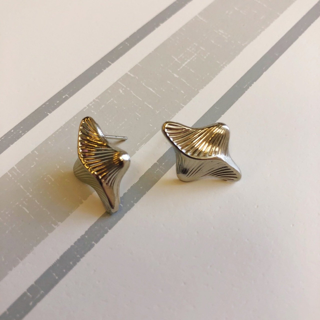 BRINCOS MINI CACK ESTRELA BANHO RÓDIO BRANCO