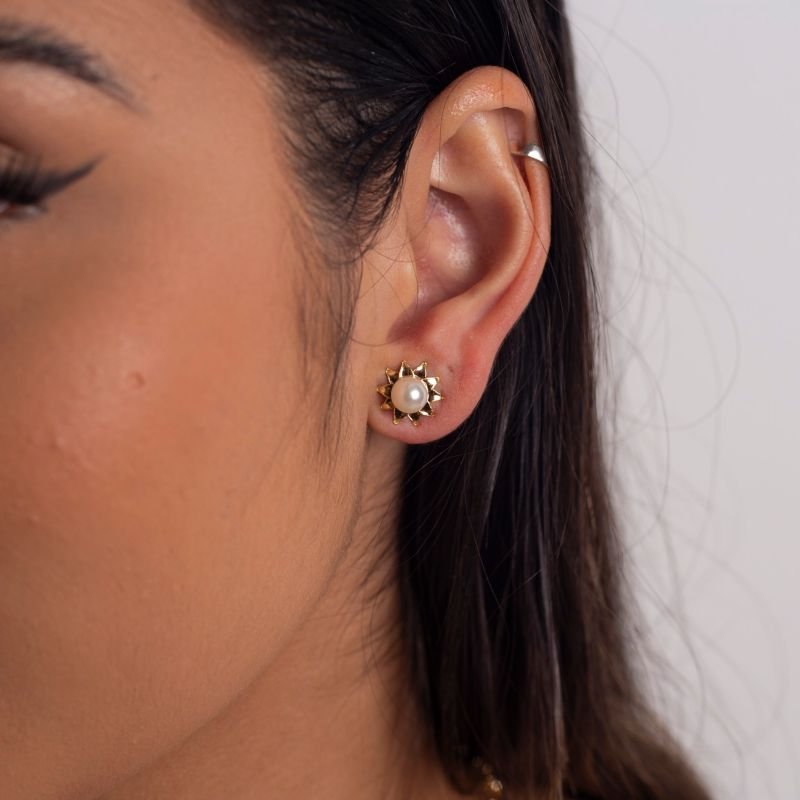 BRINCOS MINI FLOR PÉROLA BANHO OURO