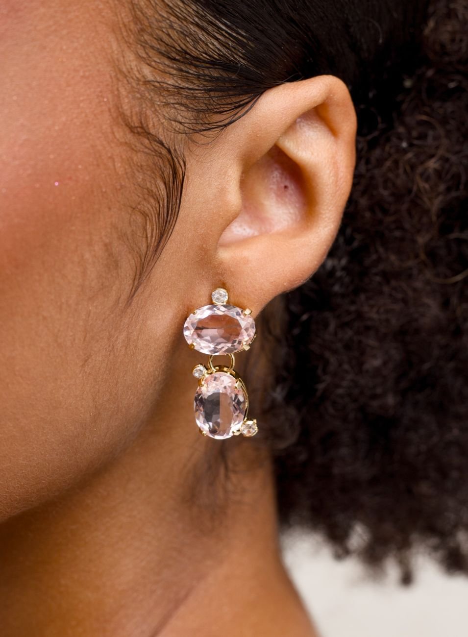 BRINCOS MIRANDA COM CRISTAL ROSA CLARO BANHO OURO 