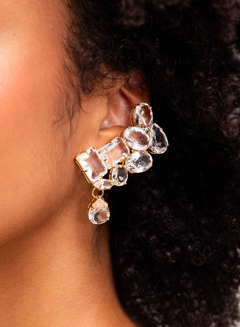BRINCOS NATURE EARCUFF ASSIMÉTRICO MIX CRISTAIS INCOLOR BANHO OURO