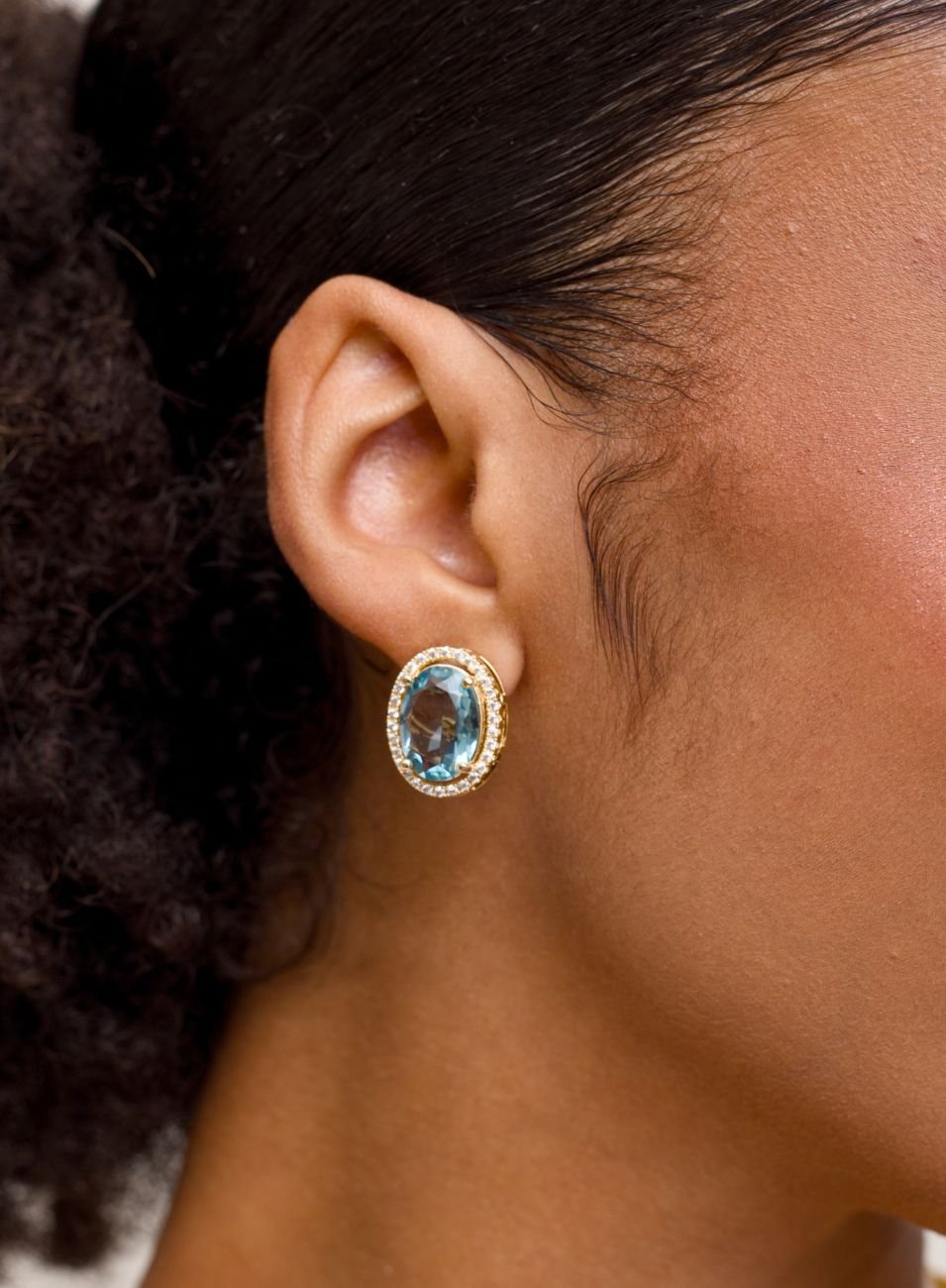 BRINCOS NINA OVAL AZUL CLARO BANHO OURO